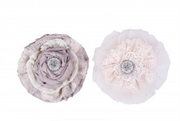 Závěsná dekorace - látková květina s broží, krajkou a perličkami