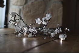 Svítící LED garlanda s bílými růžemi